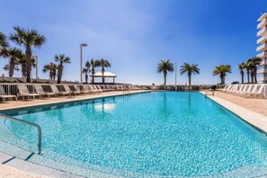 Alberca techada y alberca al aire libre