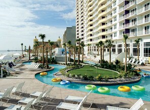 Alberca techada y alberca al aire libre