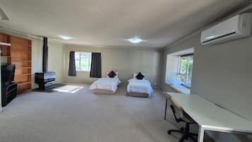 3 bedrooms, desk, iron/ironing board, free WiFi