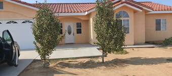 Cheerful Vacation 4 bedroom Family Home /Pool,Near Race Track, Golf ,Crews,Base.