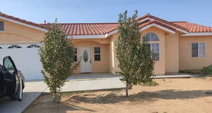 Cheerful Vacation 4 bedroom Family Home /Pool,Near Race Track, Golf ,Crews,Base.