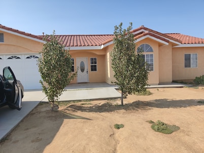 Cheerful Vacation 4 bedroom Family Home /Pool,Near Race Track, Golf ,Crews,Base.