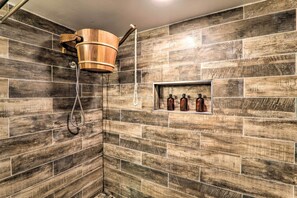 Hair dryer, towels, soap, shampoo - Sunroom, Fire Pit + Sauna: Lake Locust Village Gem (Pocono Lake)