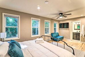 5 bedrooms, Internet, bed sheets - Sunroom, Fire Pit + Sauna: Lake Locust Village Gem (Pocono Lake)