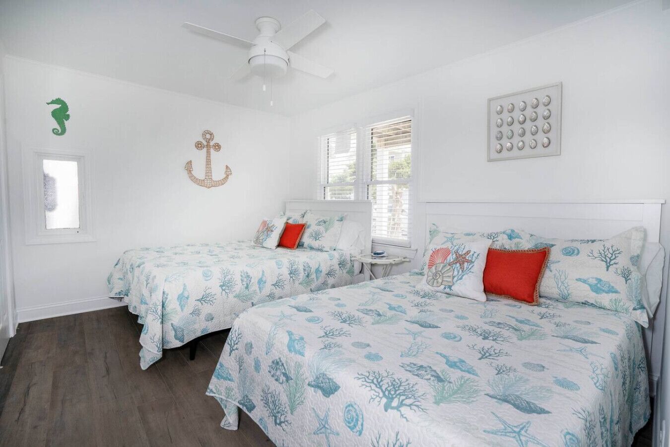 2 عدّة غرف نوم ومكواة/لوح كي وسرير سفر وواي فاي مجانًا