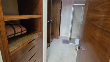 Grand Suite | Baño | Regadera, regadera tipo lluvia, secadora de cabello, toallas