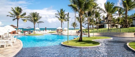 Una piscina al aire libre, una piscina climatizada