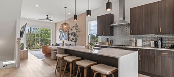 Atlanta Rooftop Retreat Sleeps 10 + Parking