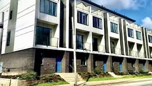 Exterior - Atlanta Rooftop Retreat Sleeps 10 + Parking (Atlanta)