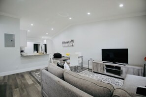 Smart TV, offices - YOUR HOME AWAY FROM HOME (Pompano Beach)