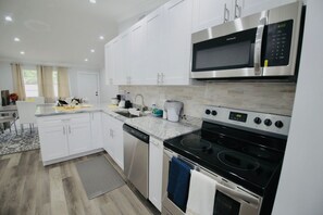 Fridge, microwave, oven, stovetop - YOUR HOME AWAY FROM HOME (Pompano Beach)