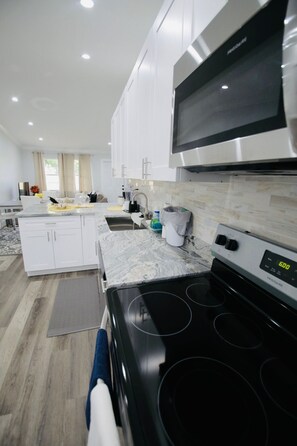 Geladeira, micro-ondas, fogão, cooktop