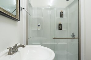 Combined shower/tub, hair dryer, towels, soap - Modern 2bd (Greensboro)