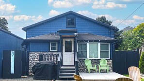 Exterior - BEACH HAVEN at Seaside Beach: Pet Friendly 200 ft to the beach! (Seaside)