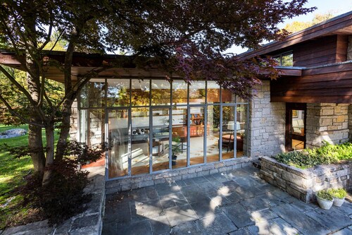 Peaceful Getaway Cottage on grounds of historic mid-century gem