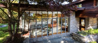 Peaceful Getaway Cottage on grounds of historic mid-century gem