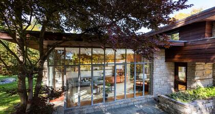 Peaceful Getaway Cottage on grounds of historic mid-century gem