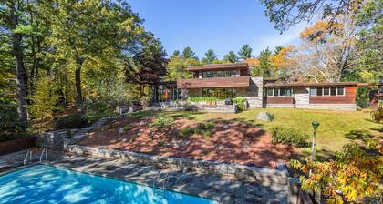 Peaceful Getaway Cottage on grounds of historic mid-century gem