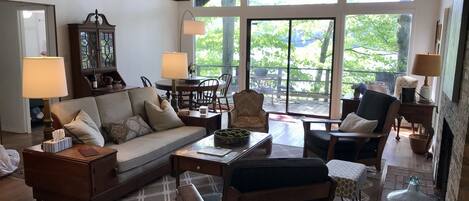 Smart TV, caminetto, lettore DVD, libri