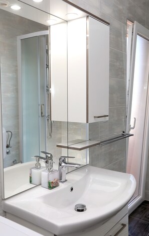 Dusche, Haartrockner, Handtücher