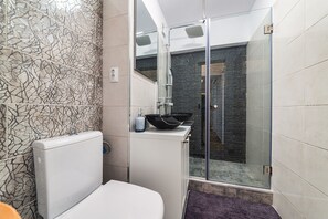 Chuveiro/banheira combinados, secador de cabelo, toalhas de banho