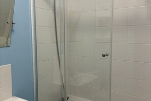 Combined shower/bathtub, hair dryer, towels - Seafront Sheringham 1 bed Apt sleeps 4 - 1xdog (SHERINGHAM)