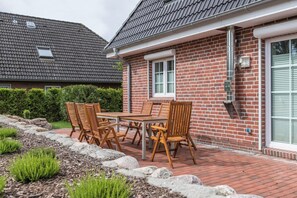 Outdoor dining - House Sommerwind iii near the North Sea with Fireplace, Wi-Fi, Garden, Terrace & BBQ (Tating)