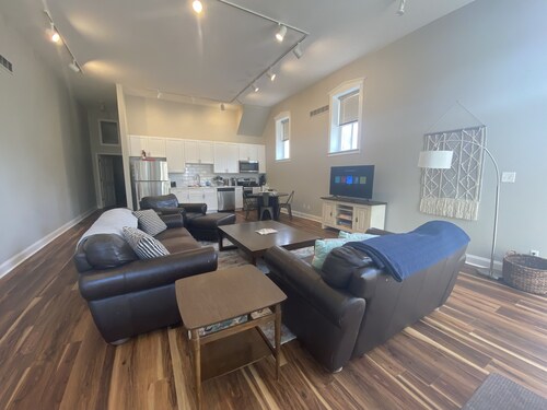 GREAT FOR LARGE GROUPS 5 Bd Condo Close to Downtown Lafayette Square