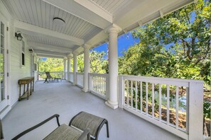Terrace/patio - Dream vacation home with 6-seater golf cart; screen porch; upstairs balcony (Miramar Beach)