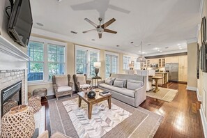 Smart-TV, peis, DVD-spiller og bøker