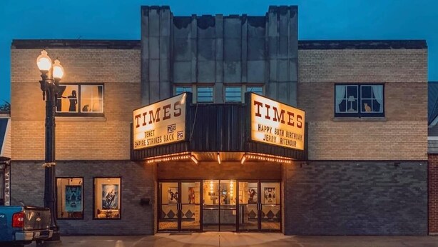 Un théâtre dont le panneau lumineux affiche les mots « Times » et « Joyeux 88e anniversaire, Jerry Ritenour ».