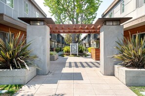 Property grounds - Sunny Mountain View 2BR w/ Pool, Gym, BBQ, 5 min to Target, by Blueground (Mountain View)