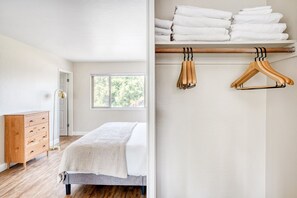 2 bedrooms, iron/ironing board, WiFi, bed sheets - Sunny Mountain View 2BR w/ Pool, Gym, BBQ, 5 min to Target, by Blueground (Mountain View)