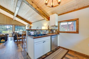 Réfrigérateur, micro-ondes, plaque de cuisson, lave-vaisselle