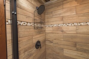 Dusche, Haartrockner, Handtücher, Toilettenpapier