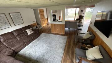 3 dormitorios, tabla de planchar con plancha, cuna de viaje