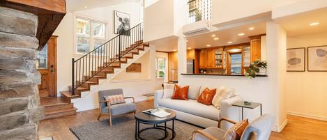 Televisión, chimenea, estéreo