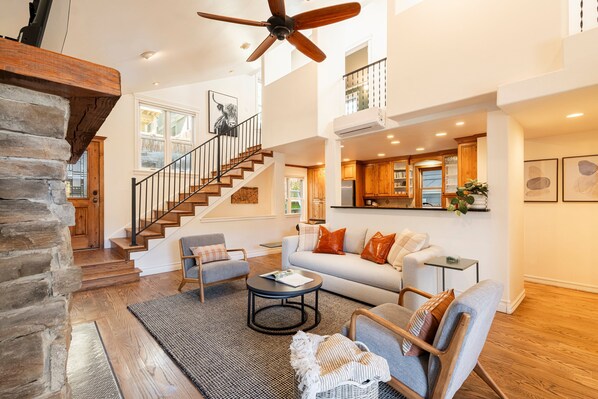 Télévision, cheminée, chaîne hi-fi