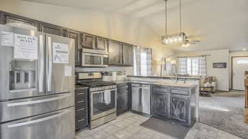 Refrigerador, microondas, horno y parrilla de estufa