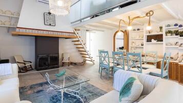 Een televisie, een open haard en een tafeltennistafel