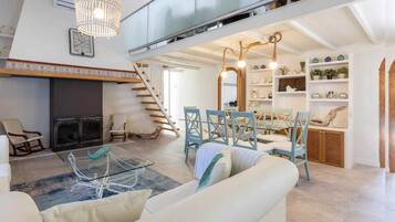 Een televisie, een open haard en een tafeltennistafel