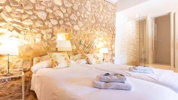 3 slaapkamers, een strijkplank/strijkijzer, internet, beddengoed