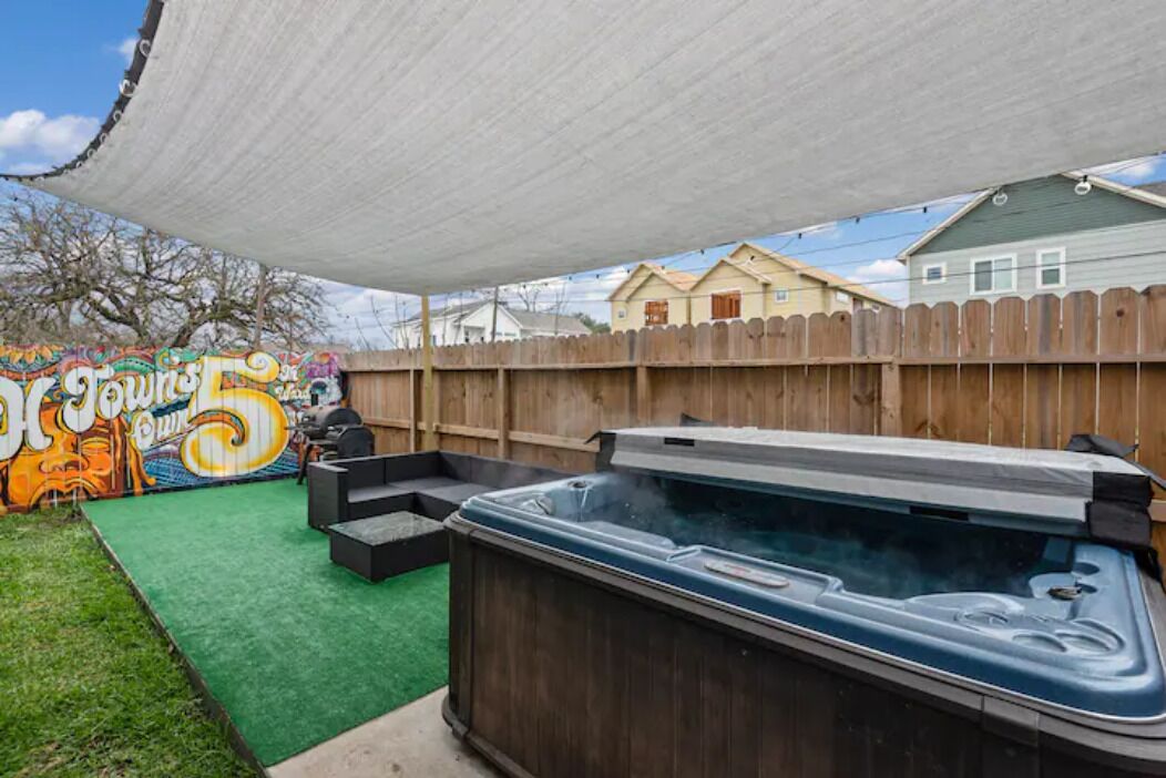 Hideaway In The Nickel with HOT TUB!!