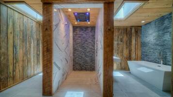 Bañera, secador de pelo, toallas