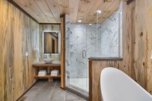 Badewanne, Haartrockner, Handtücher