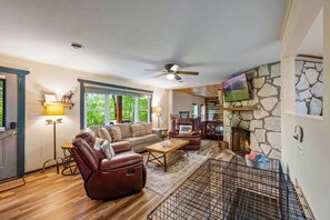 Téléviseur connecté, foyer, jeux vidéo, table de baby-foot