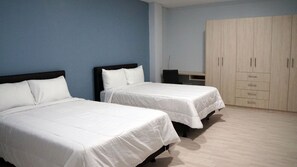2 Schlafzimmer, Schreibtisch, Bügeleisen/Bügelbrett, Reisekinderbett