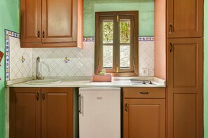 Frigorifero, microonde, piano cottura, macchina per tè/caffè