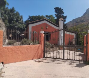 Property grounds - Country Cabin "Finca Nim 1" on a Farm with Mountain View, Pool & Wi-Fi (Mogán)