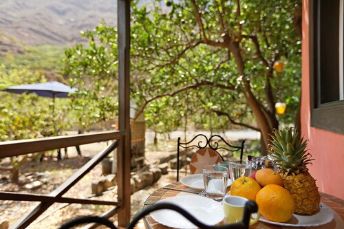 Cabane de campagne "Finca Nim 1" dans une ferme, avec vue sur les montagnes, piscine et Wifi